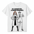 Camiseta blanca con ilustración noir de mujer cobriza con actitud y hombre orgulloso a su lado