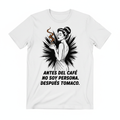 Camiseta blanca con ilustración noir de mujer glamurosa con taza de café en blanco y negro con toque marrón