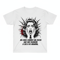 Camiseta blanca con ilustración noir de mujer con cara de horror dramático en blanco y negro con acento rojo