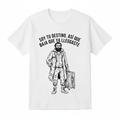 Camiseta blanca con ilustración humorística de hombre araposo con maleta de lujo