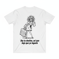 Camiseta blanca con ilustración humorística de mujer con aspecto de borracha y maleta de lujo