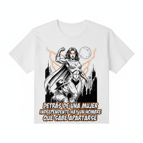 Camiseta blanca con ilustración noir de mujer superéroina y hombre mirándola con admiración