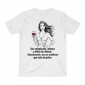 Camiseta blanca con ilustración de mujer empoderada en blanco y negro con copa de vino en rojo