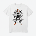 Camiseta blanca con ilustración de mujer cobriza con zapatos naranjas en pose teatral y orgullosa