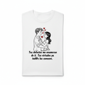 Camiseta blanca con ilustración de pareja en blanco y negro con corazones en rojo